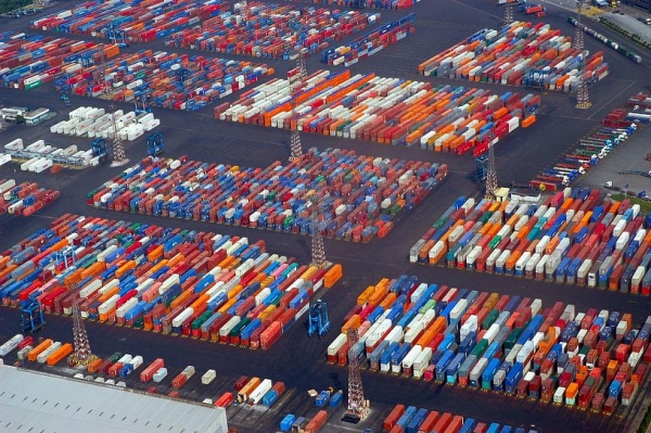 Cascading effect, network configuration and optimal transshipment volumes