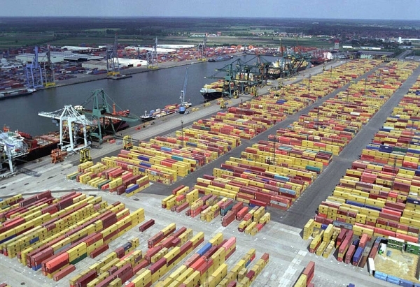 Container lines: adjusting business models to cope with markets and revenue volatility