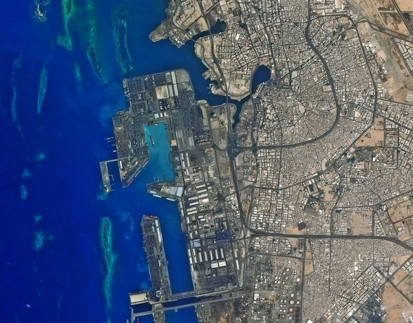 Port geography at the crossroads: between flows & spaces