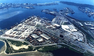 Institutional plasticity and path dependence in seaports
