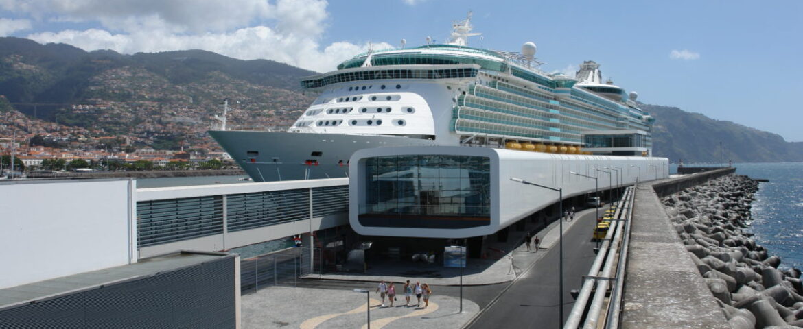 A multi-port cruise region: dynamics and hierarchies in the Med