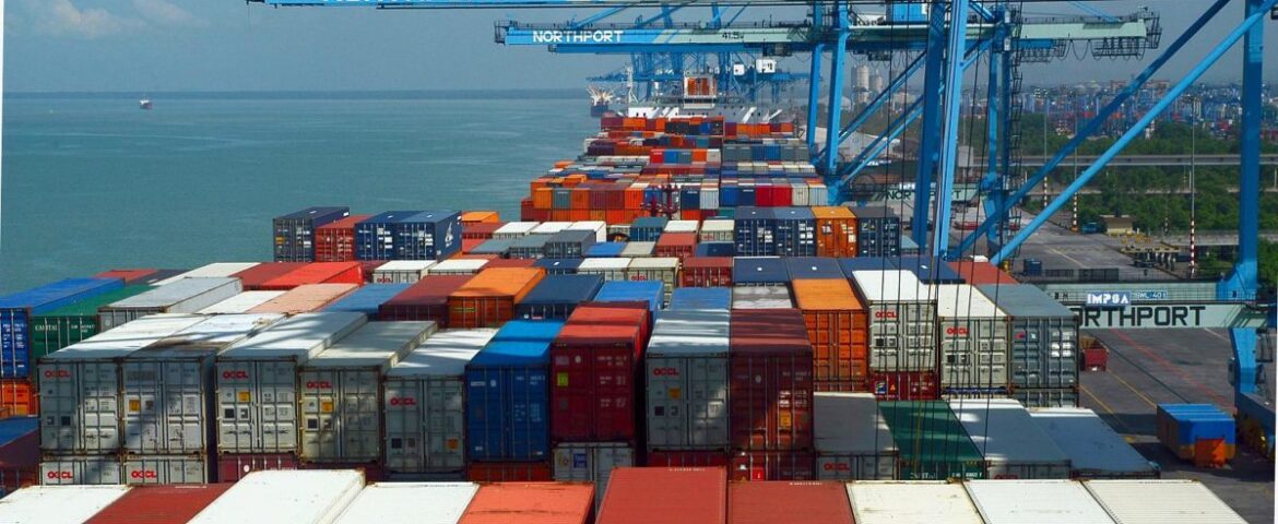 Maritime connectivity: the evolving role of ports in global shipping networks