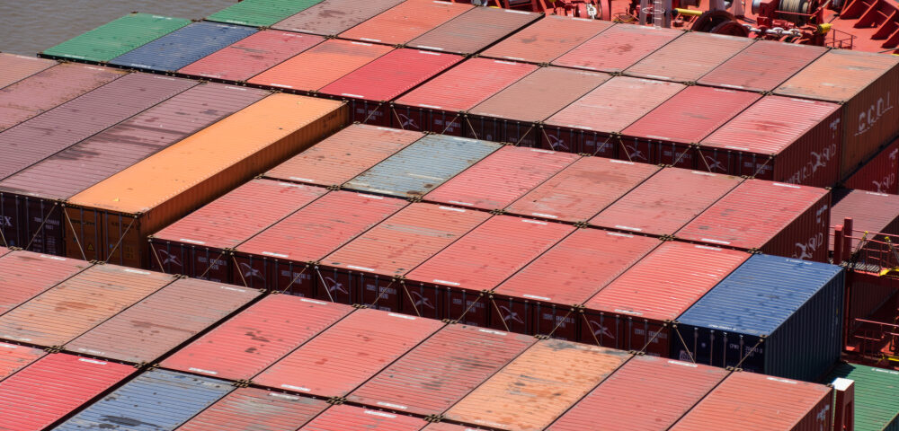 Urban gravity in the global container shipping network